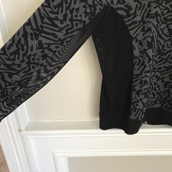 Lululemon Noir Jacket Sz 8 Lightweight, Thumbholes, Mesh, Black Animal Print - Picture 10 of 14